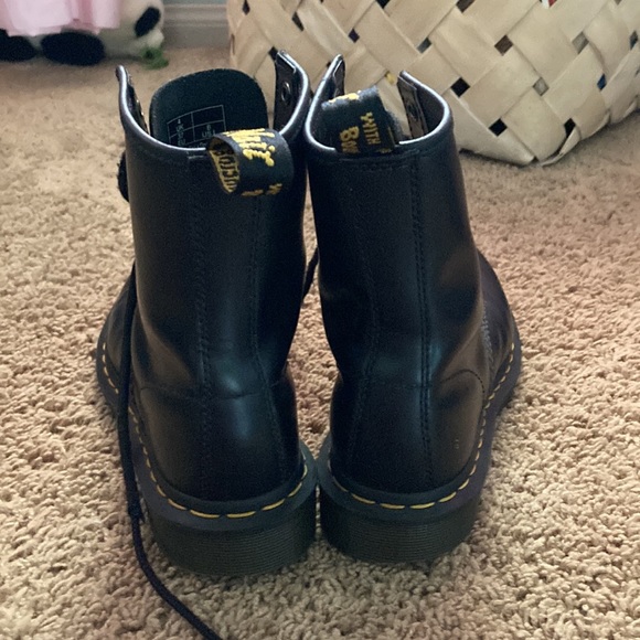 Dr Marten boots in great condition hardly worn  color is black no scratches
